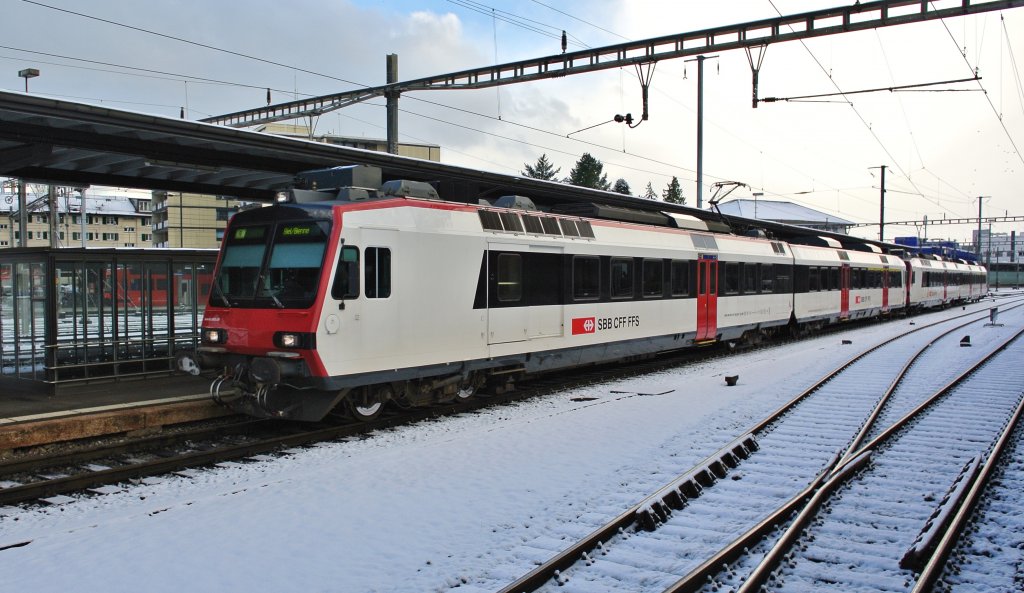 Regio 7133 bei Einfahrt in Solothurn. Dieser Regio verkehrte heute ausnahmsweise mit einer Doppeltraktion Domino: RBDe 560 205-7 mit ABt 803-8 und RBDe 560 287-5 mit ABt 877-2. Normalerweise verkehrt hier ein 4-teiliger Zug, heute verkehrte eine Dotra Trieb- und Steuerwagen. Somit verkehrt der Zug ohne WC, 06.12.2012.