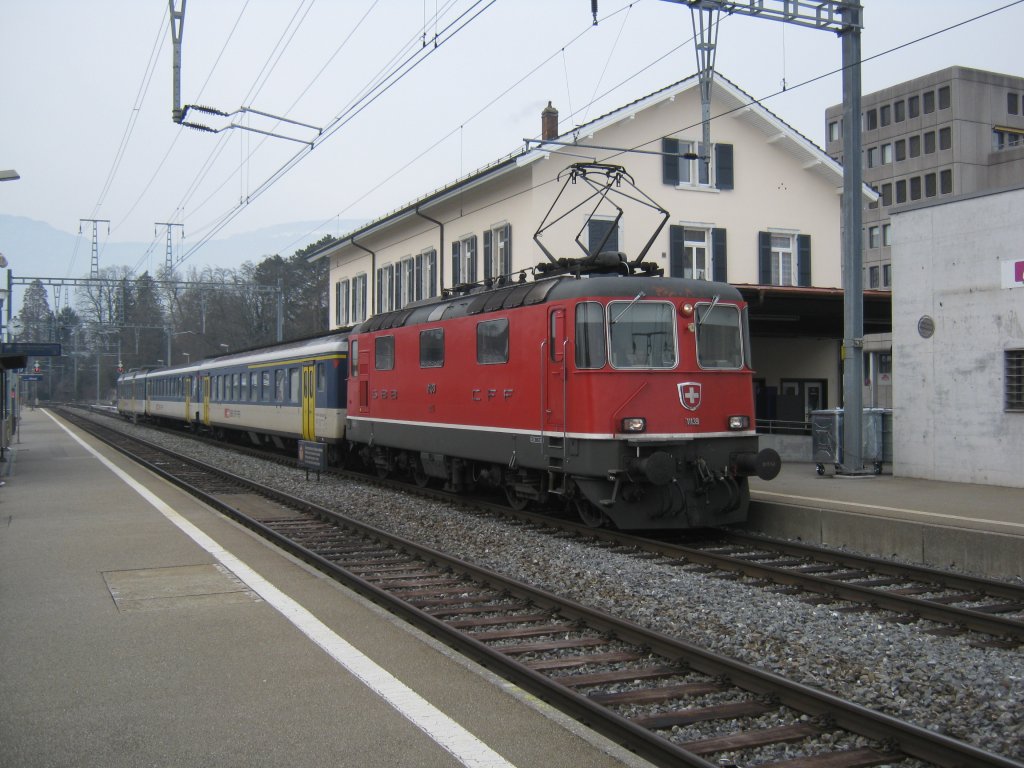 Regio 7153 ist heute ausnahmsweise kein Domino. Als Ersatz wurde ein NPZ eingesetzt. Der NPZ Triebwagen wurde jedoch durch eine Re 4/4 II, 11139, ersetzt. Dieser Pendel bietet Abwechslung in der durch Domino regierten Gegend, Solothurn West, 09.02.2012.