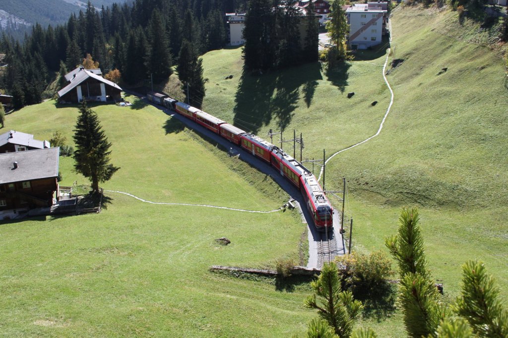 Regio aus Chur beim Arosatunnel kurz vor dem Bahnhof Arosa(1739 m..M.)29.09.11 