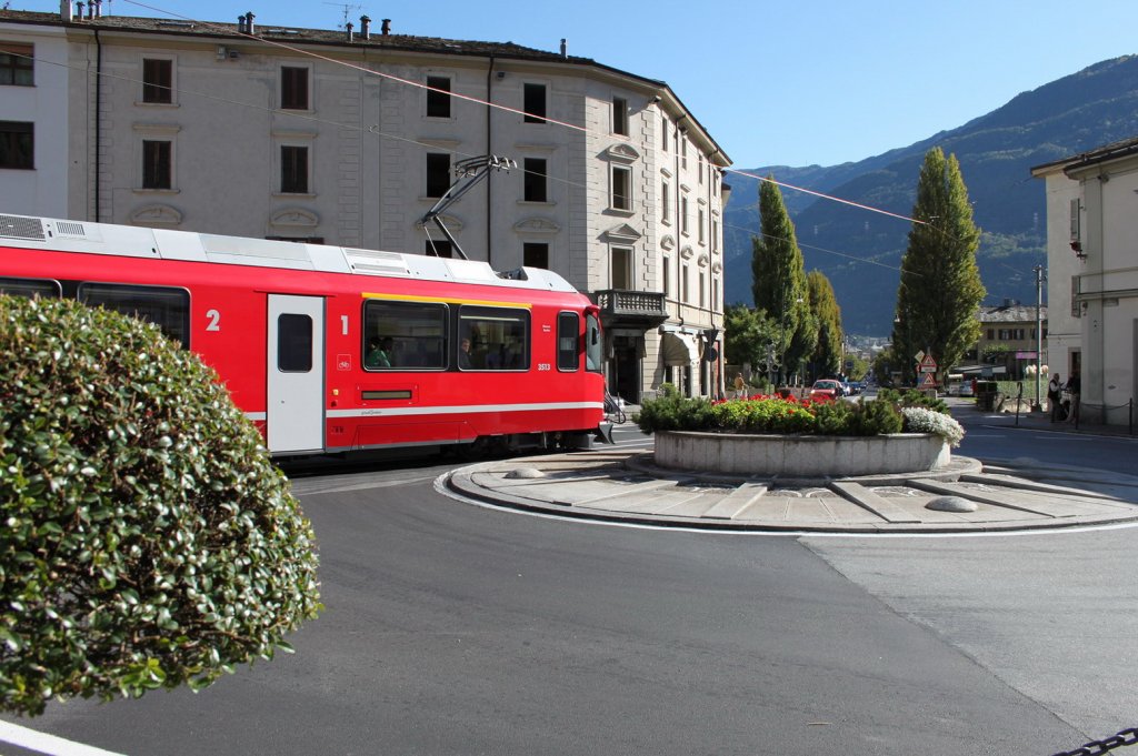 Regio aus St.Moritz auf der Piazza Basilica in Tirano.Noch wenige 100m dann ist die Endstation in Tirano/It.erreicht.13.10.11

