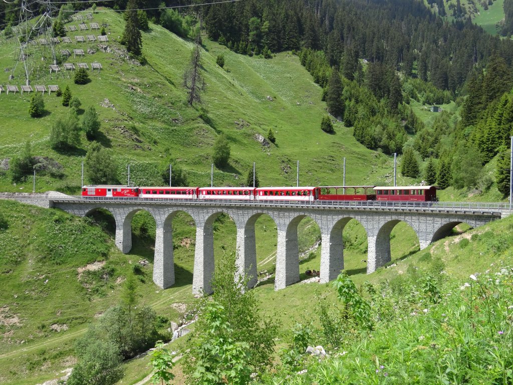 Regio von Disentis nach Andermatt bei Bugnei Viadukt ... Am ende : Cabrio-wagen und  Belle Epoque  wagen - 18/06/2013