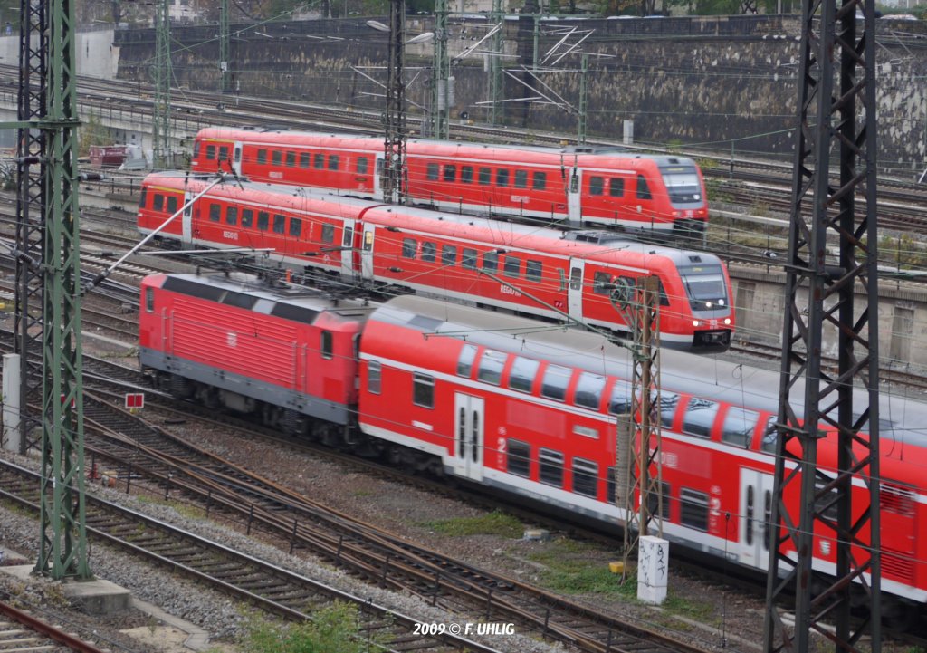 Regio-Dreier - W�hrend in Dresden Hbf ein 612er auf der Linie RB61 nach Zittau ausf�hrt (oben), r�ckt sein Baureihen-Bruder erstmal an den Hallenbahnsteig zur Bereitstellung. Als Dritte erreicht BR143 mit einer Dosto-Garnitur auf Linie RE50 von Leipzig ihr Ziel (11.11.2009)  