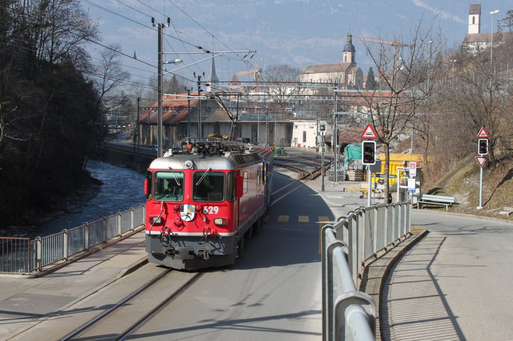 Regio mit Ge 4/4 II 629 nach Arosa am 06.03.11 beim Depot Sand in Chur.Im Hintergrund von l.n.r.die Martinskirche,Kathedrale u.Priesterseminar.