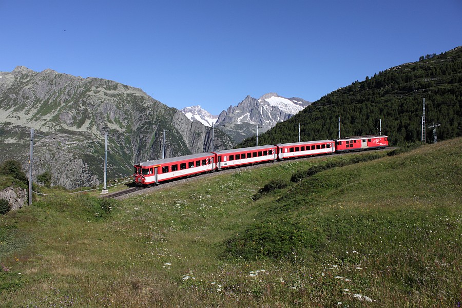 Regio nach Andermatt hat soeben die Station Ntschen verlassen und hat sich bereits in die Zahnstange System Abt eingeklinkt, um die 110 Promille steile Rampe hinunter nach Andermatt in Angriff zu nehmen. 18. Juli 2012.
