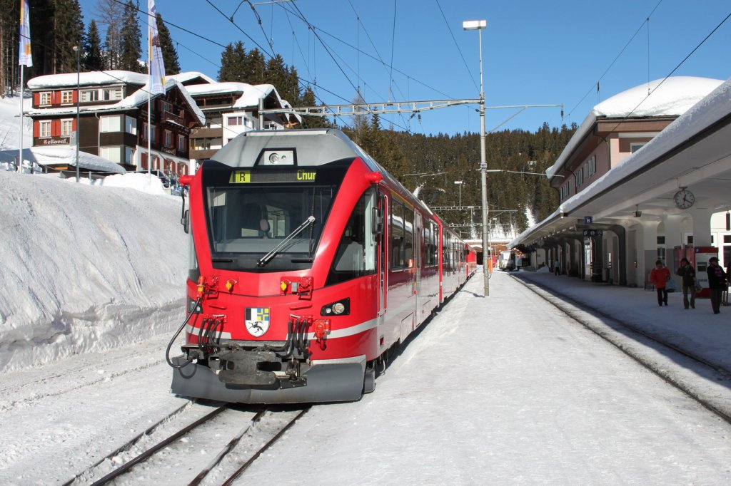 Regio nach Chur zur Abfahrt bereit,im Bahnhof Arosa.12.01.12

