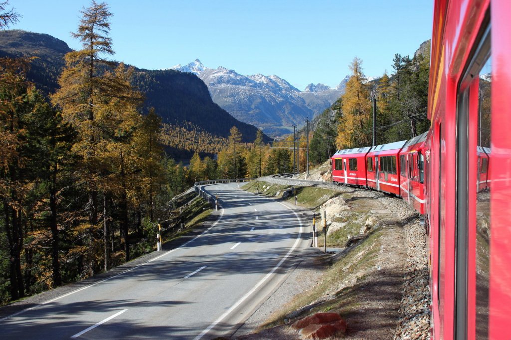 Regio nach St.Moritz auf der Fahrt Richtung Station Morteratsch,gleich kommt die bekannte  Montebello Kurve.Bald gibt es die Welterbestrecke der RhB Albula/Bernina auch bei Google Street View.14.10.11

