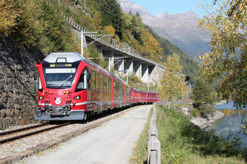 Regio nach Tirano beim Lago di Poschiavo zwischen Le Prese und Miralago.Rechts die alte Kantonsstrasse.14.10.11

