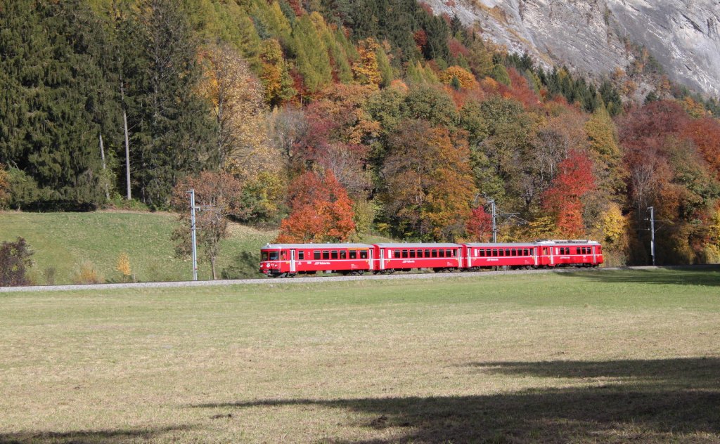 Regio Pendelzug vor herbstlichen Hintergrund zwischen Grsch und Malans.
Ganda 30.10.11