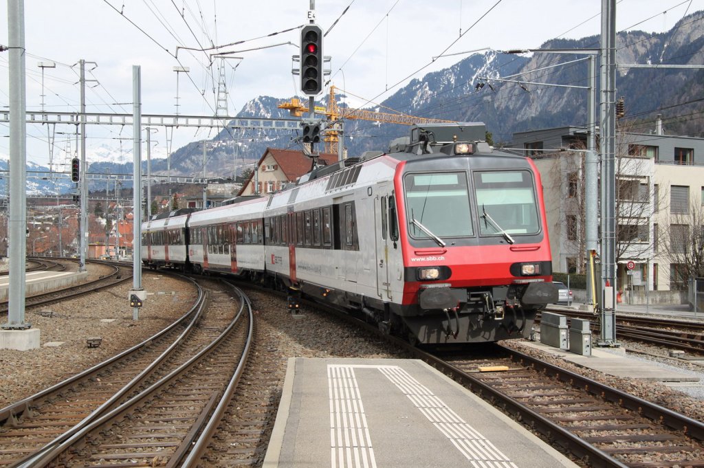Regio RBDe 560DO(Domino)von Ziegelbrcke kommend,bei der Einfahrt in den Endbahnhof Chur.17.03.13