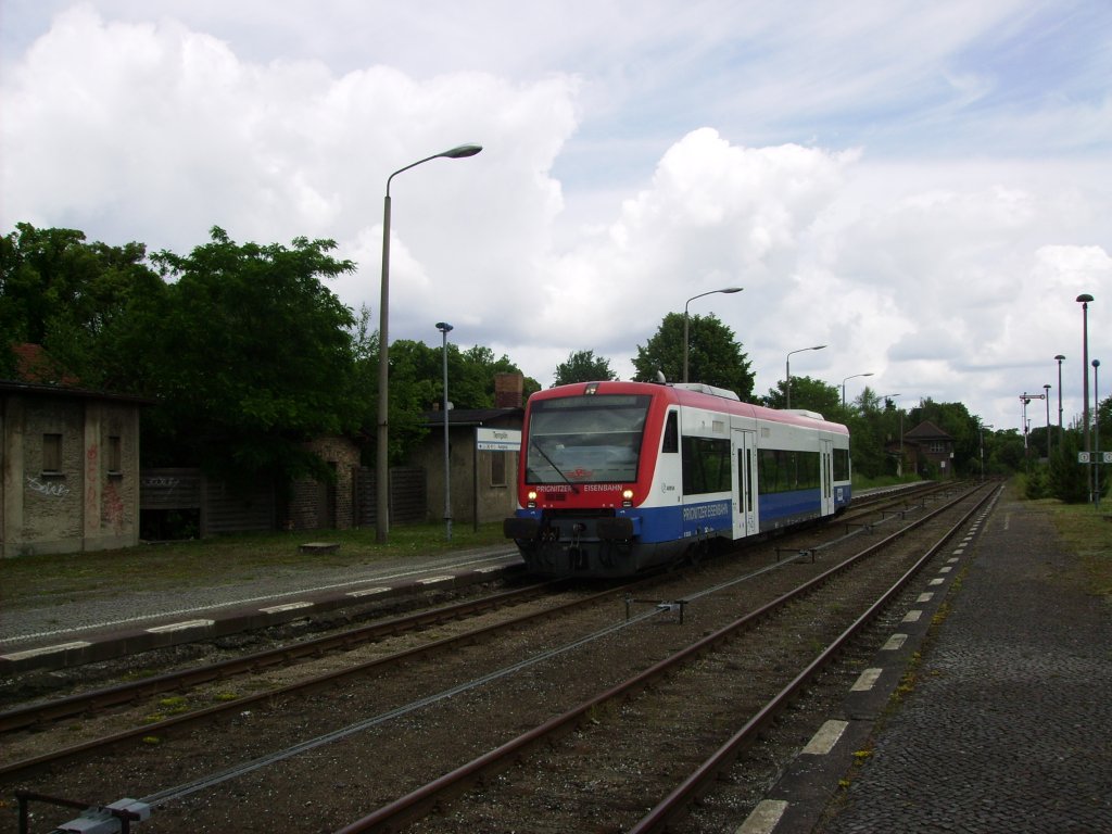 Regio-Shuttle der Prignitzer Eisenbahn bei der Einfahrt in den Bahnhof Templin, dessen Gleise am 04.07.2009 noch in uralter Sandbettung liegen. Im Jahr 2010 erhielt zumindest Gleis 1 ein neues Schotterbett. Bis 2006 diente Gleis 2 noch den ODEG-Zgen von und nach Eberswalde. Jedoch wurden diese Leistungen vom Land Brandenburg bis Joachimsthal abbestellt und somit wird nurnoch Gleis 1 regelmig benutzt. Von Ende Februar bis Ende April 2012 wurde der Bahnsteig an Gleis 1 modernisiert und auf eine Hhe von 55 cm gebracht. Whrend der Bauphase fuhren alle Zge von Gleis 2 ab.