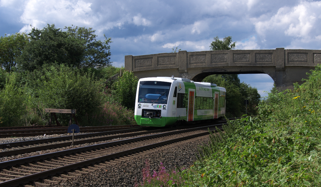 Regio Shuttle VT 311 ist auf dem Weg von Gera nach Hof.
Der Triebwagen der Erfurter Bahn unterquert hier beim Ort Reuth/Vogtland eine typische Br�cke aus der DR Vergangenheit. Dieses Relikt wird wohl Ende des Jahres oder Anfang 2013 abgerissen und wird wegen der Elektrifizierung der Strecke durch einen Neubau ersetzt.

03.08.2012