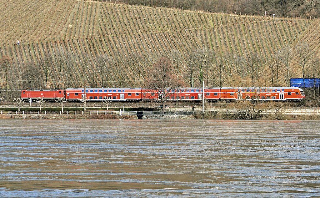 Regio-Zug rechtsrheinisch - Koblenz Richtung Kln - bei Niederkassel vom linksrheinischen Ufer aufgenommen - 02.03.2010