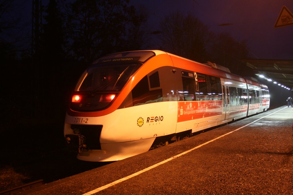 Regiobahn 1011 kam am 19.2.2010 mit einer Sonderfahrt von Mettmann Stadtwald nach Kettwig.
Hier aufgenommen in Kettwig.