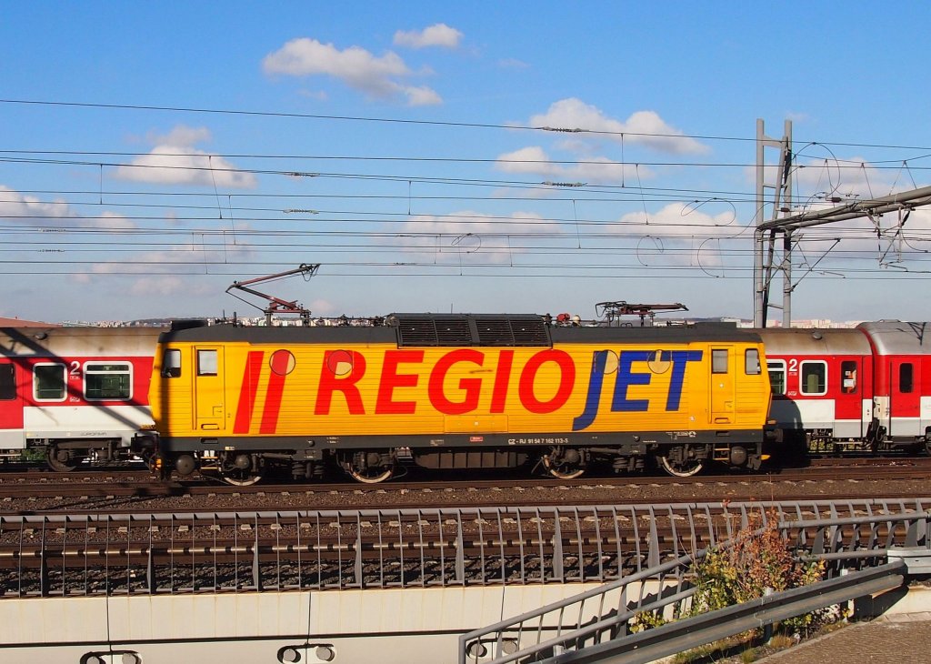 Regiojet 162 113 nahe dem Hauptbahnhof Prag am 31.10. 2012.