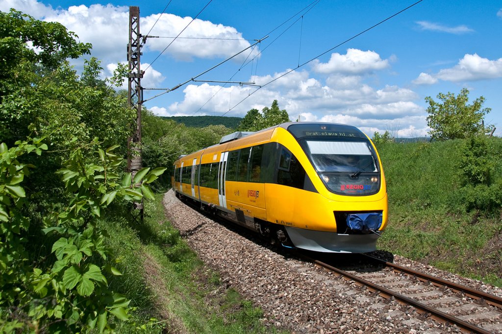 RegioJet, unterwegs nach Bratislava Hauptbahnhof, am 13.05.2013 bei Bratislava-Mlada-Garda.