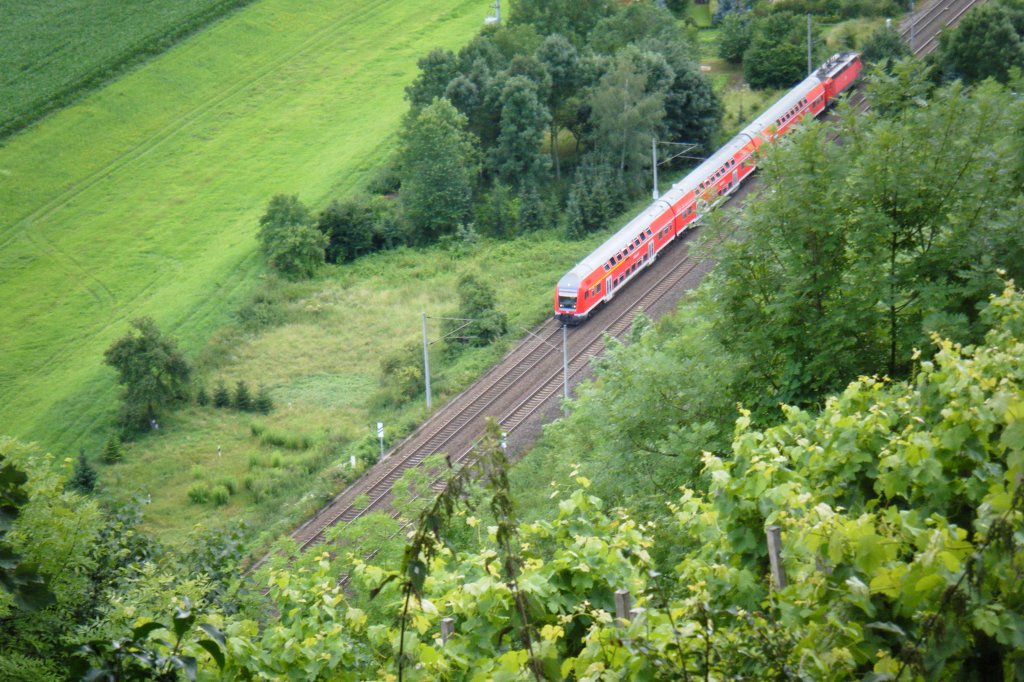 Regional Bahn von Saalfeld (Saale) nach Groheringen kurz vor dem Bahnhof Dornburg (Saale)am 14.07.12 um 12:22