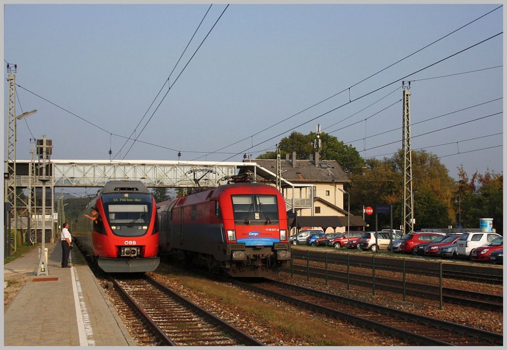Regional- und Fernverkehr im Bahnhof Tullnerbach-Pressbaum: BB IC 646 (mit der  Rail Cargo Hungaria  1116 017) bei der planmigen berholung des R 2032. 21.09.11