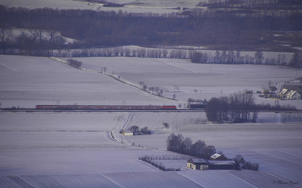 Regionalbahn nach Lichtenfels - hat gerade den Bahnhof Bad Staffelstein verlassen und wird in krze Lichtenfels erreichen. Aufnahmen entstand bei super Wetter und ca -10 Grad vom Staffelberg. 20.12.2009
