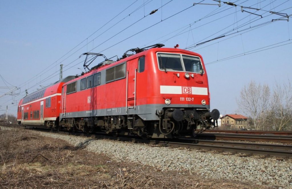 Regionalbahnen werden auch immer krzer :-)
111 132 mit einem Steuerdosto am 22.3.11 in hhe Magdeburg Handelshafen mit Fahrtrichtung Biederitz