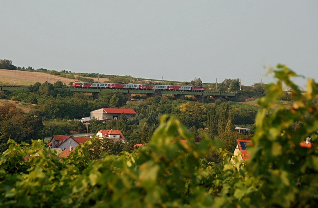 Regionalexpress 9312 nach Gmnd N, fotografiert kurz nach Limberg-Maissau, am 12.09.2009. 