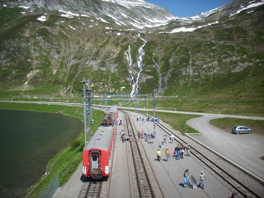 Regionalexpress von Disentis im Bahnhof Oberalppass