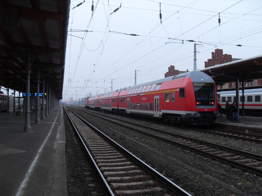 Regionalexpress mit Zuglok 143 146 am 18.02.2011 in Stendal.