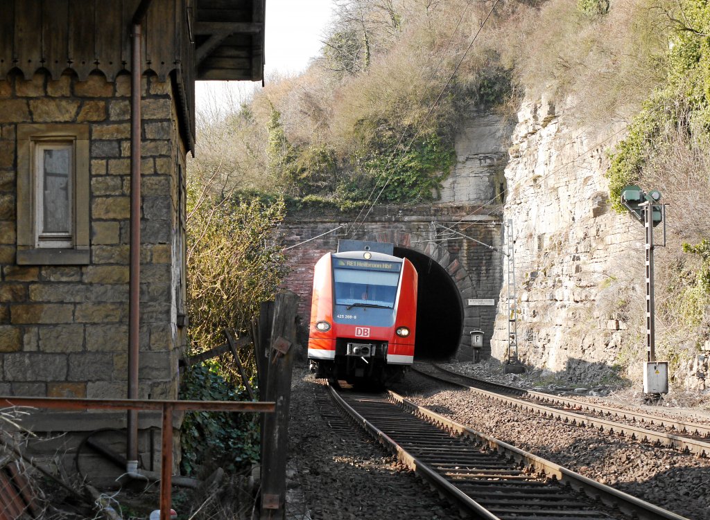 Regionalexpress RE1 Mannheim-Heilbronn verlsst den Tunnel vor Gundelsheim (8.03.2011)