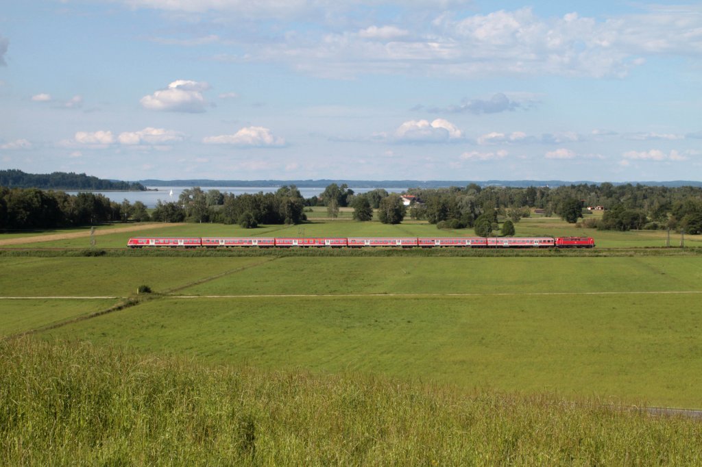 Regionalexpress von Salzburg nach Mnchen, aufgenommen bei Bernau am 14.06.2012 im Hintergrund der Chiemsee