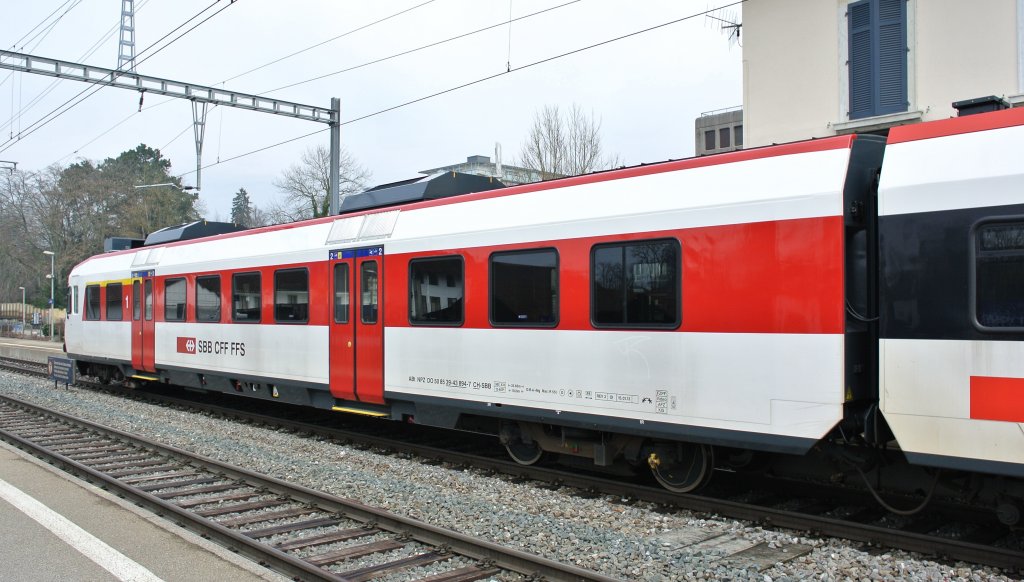 RegionAlps bentigt weitere Dominos. Bis zur Ablieferung an RegionAlps verkehren die bereits umgebauten Wagen in normalen Dominos, im Bild ist der ABt 50 85 39-43 892-1 an einem Dominos in Solothurn West, 31.03.2013.