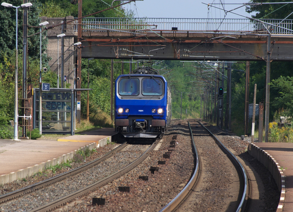 Regionalverkehr auf der  Forbacher Bahn  - Die Strecke beginnt eigentlich in Rmilly und endet bei Kilometer 51.4 an der Grenze Frankreich - Deutschland und ist Teil der Verbindung Saarbrcken - Forbach - Rmilly - Metz-Ville.

Die innerfranzsischen Zuglufe werden zwischen Metz-Ville und Forbach gefahren. Triebwagen der Baureihe Z 11500 und 24500 (26500) werden eingesetzt.
Nach und von Saarbrcken sind die Wale der Baureihe 641  (X 73900) im Einsatz.

Elektrotriebwagen 11501 der Reihe Z 2 (Z 11500) hat Einfahrt in Saint Avold.

04.09.2012 Bahnstrecke 172000 Remilly - Bning - Forbach - Stiring-Wendel (Saarbrcken ALLEMAGNE)