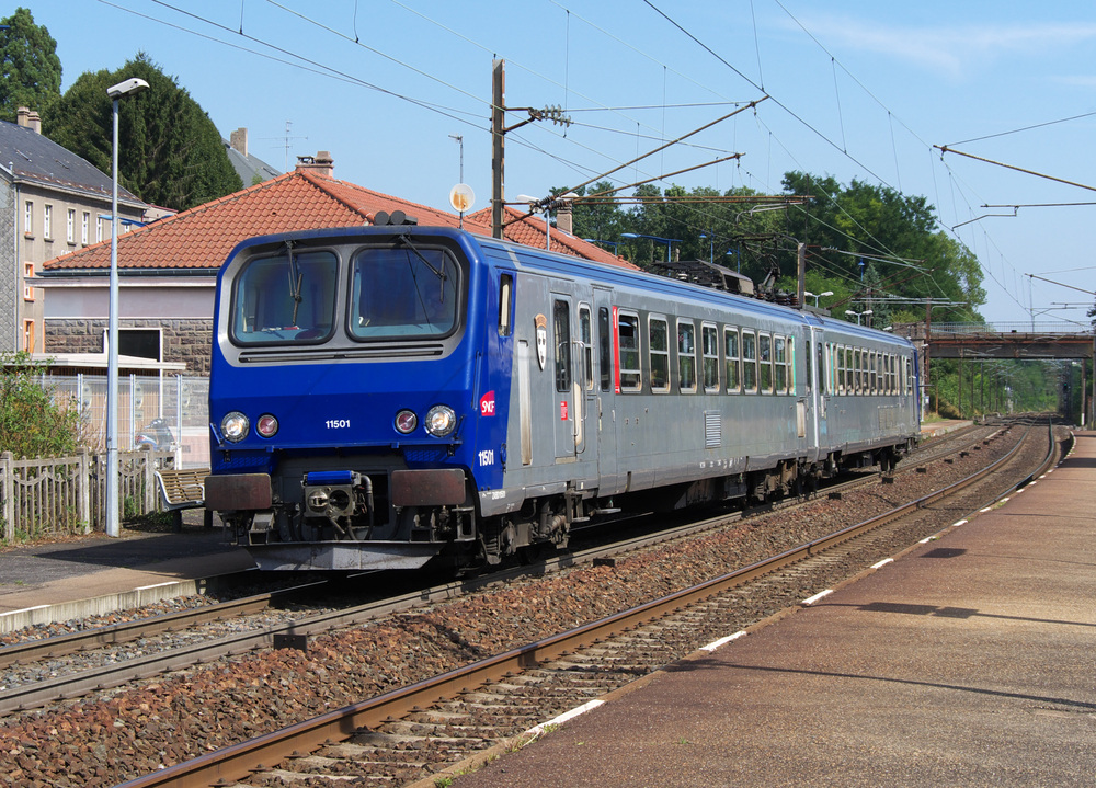 Regionalverkehr auf der  Forbacher Bahn  - Die innerfranzsischen Zuglufe werden zwischen Metz-Ville und Forbach gefahren. Triebwagen der Baureihe Z 11500 und 24500 (26500) werden eingesetzt.

Elektrotriebwagen 11501 der Reihe Z 2 (Z 11500) hat Ausfahrt in Saint Avold in Richtung Metz.

Was man den Triebwagen nicht ansieht, sie leisten 1200 KW und sind bis 160 Km/h schnell.

Gebaut wurden sie von 1986 bis 1988.
Bahnstrecke 172000 Remilly - Bning - Forbach - Stiring-Wendel ( Saarbrcken ALLEMAGNE )

04.09.2012