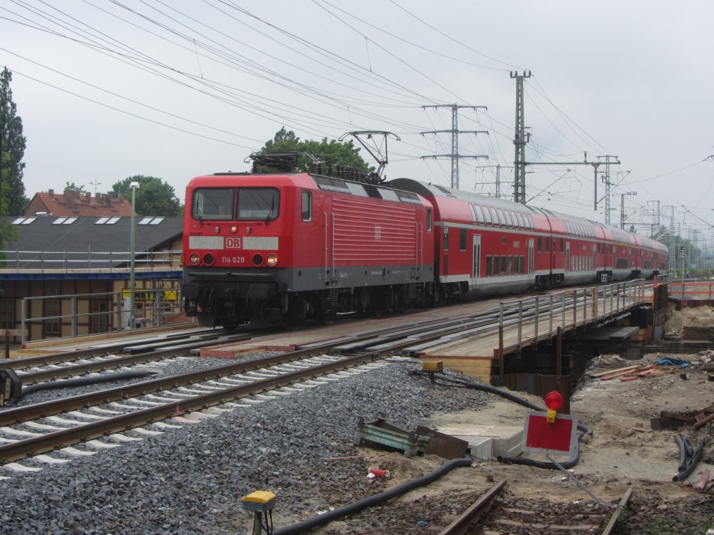 Regionalverkehr in Berlin Karlshorst - hier 114 028 mit einem Regionalexpress auf der neuen Hilfsbrcke. 13.6.2012