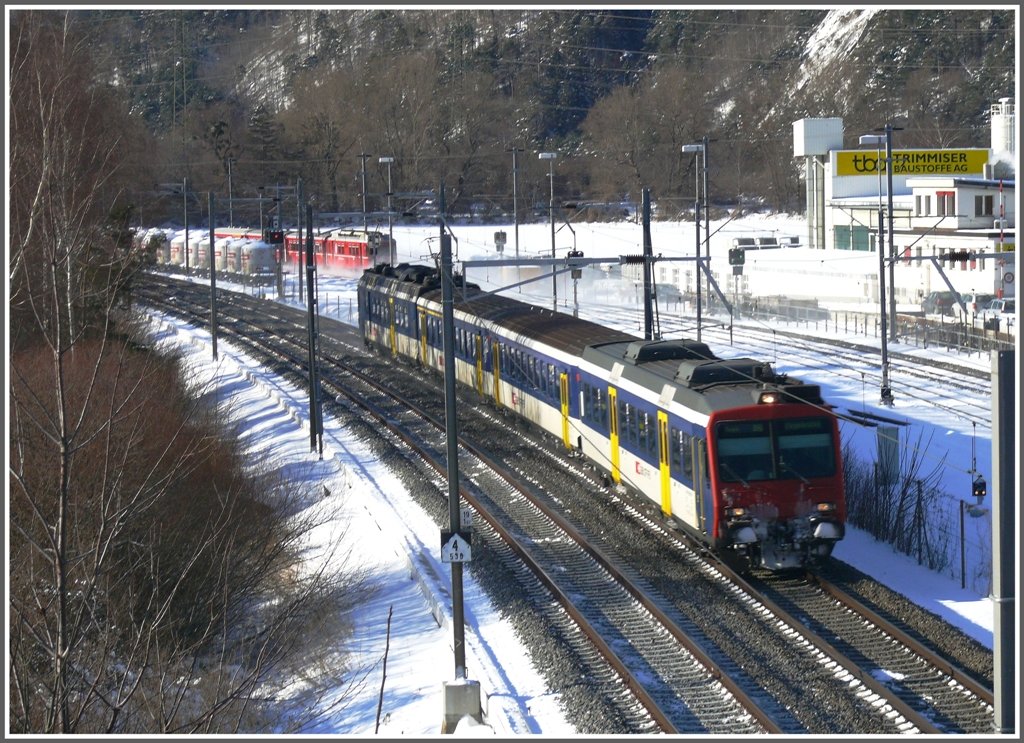 Regionalzge der SBB und RhB treffen bei Trimmis aufeinander. Whrend der NPZ die Strecke Chur-Landquart ohne Halt zurcklegt, bedient der RhB Be 4/4 Triebzug die Zwischenstationen. (01.02.2010)