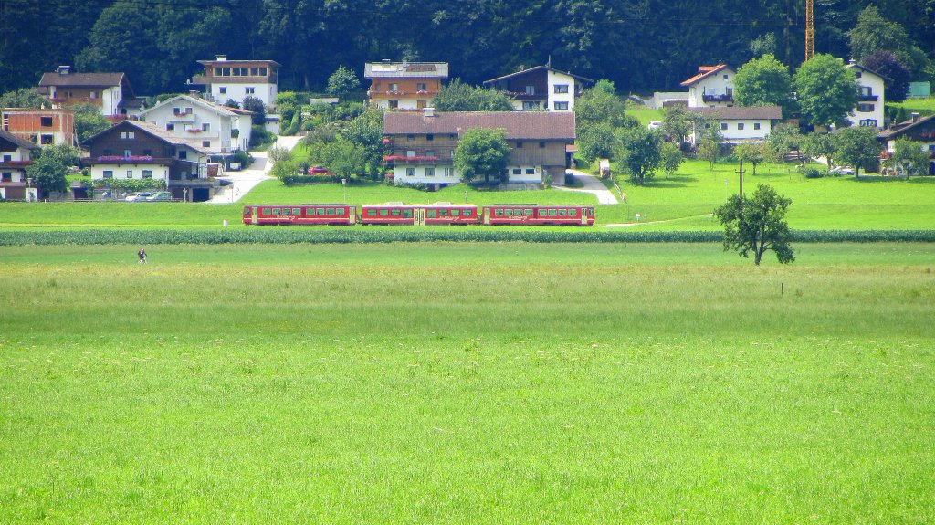 Regionalzug 137 der Zillertalbahn (Jenbach->Mayrhofen) bei Strass i.Z. am 17.7.2012.