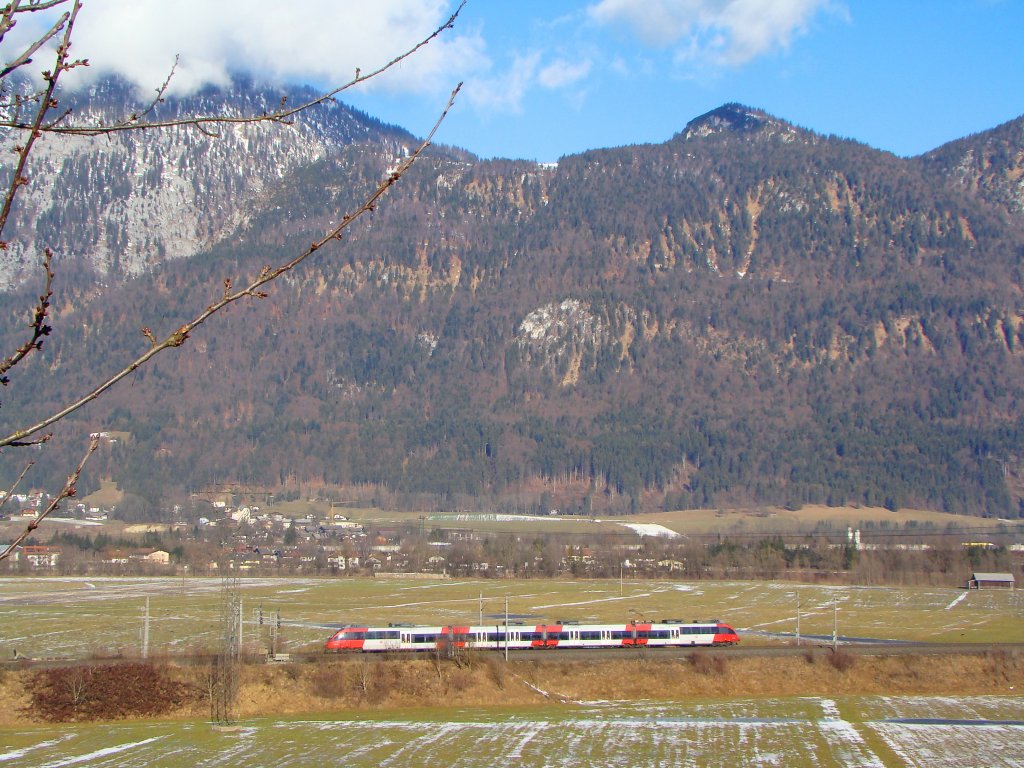 Regionalzug (4024) kurz vor Kirchbichl.01.03.2010