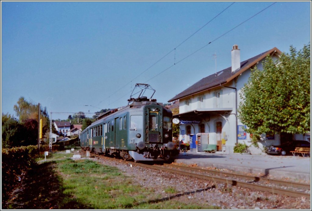Regionalzug 4112 beim Halt in Chexbres Village am 16. Sept. 1994.