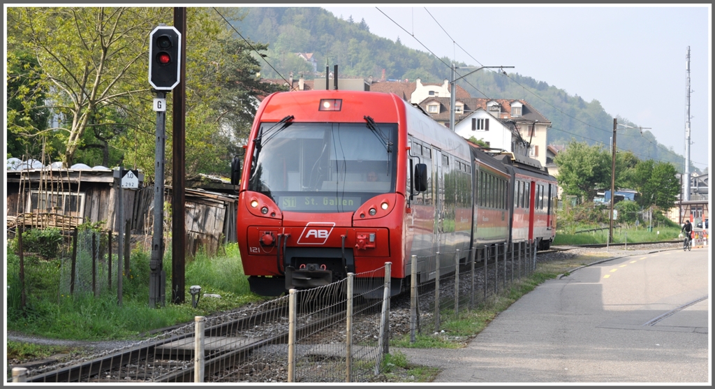 Regionalzug aus Gais mit Steuerwagen 121 erreicht den Gterbahnhof St.Gallen, Blickrichtung West. (05.04.2011)
