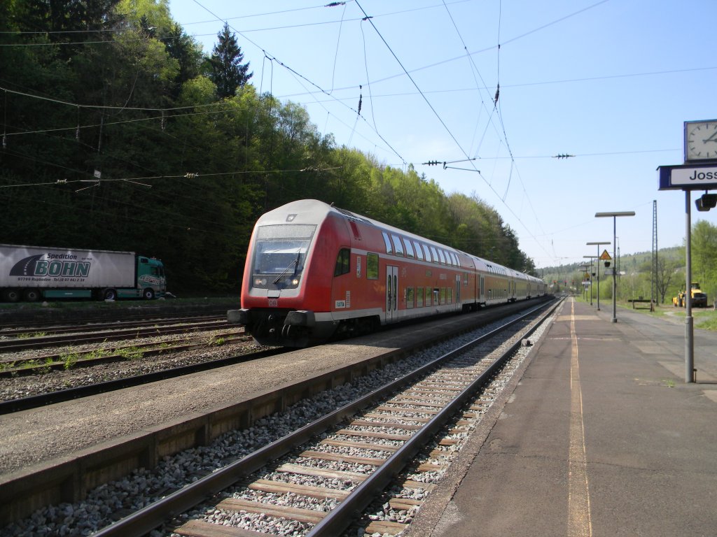 Regionalzug im Bahnhof Jossa, seltenes Bild den auf dieser Strecke fahren Planmig schon lngst keine Doppelstockzge entlang.
Grund hierfr war eine Streckenvollsperrung zwischen Fulda und Frankfurt am Main, die Regionalzge wurden ber Gemnden und Aschaffenburg umgeleitet.