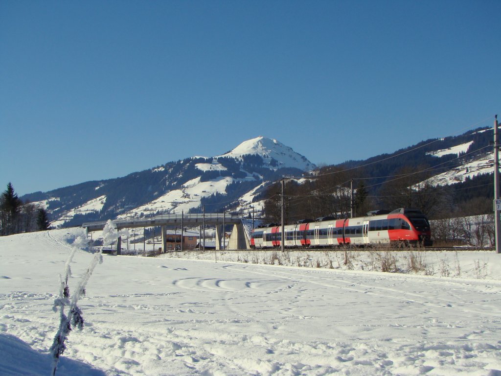 Regionalzug bei Kirchberg in Tirol.In Hintergrund ist die Hochen Salve.20.01.2010