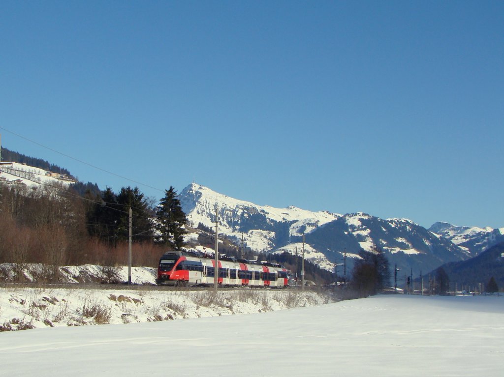 Regionalzug in Kirchberg in Tirol,in Hintergrund ist die Kitzbhelhorn.20.01.2010