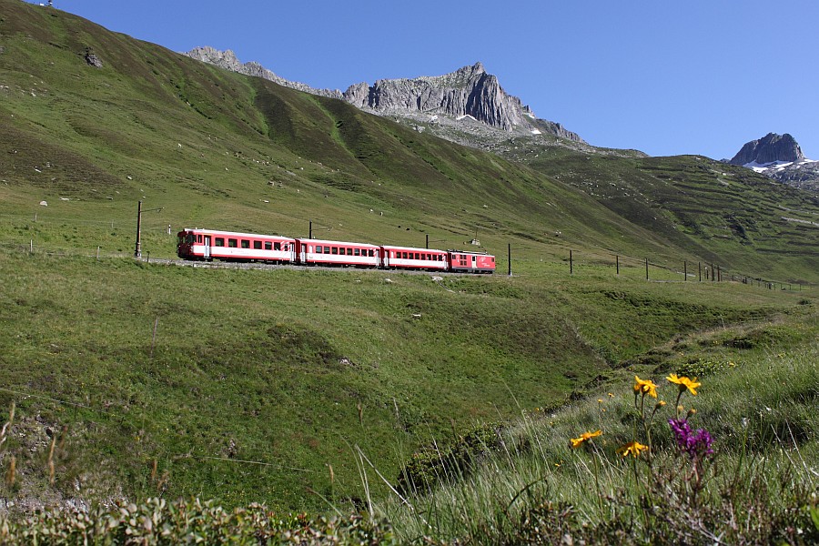 Regionalzug der Matterhorn-Gotthard-Bahn auf Talfahrt in Richtung Andermatt zwischen dem Oberalppass und Ntschen am 18. Juli 2012.