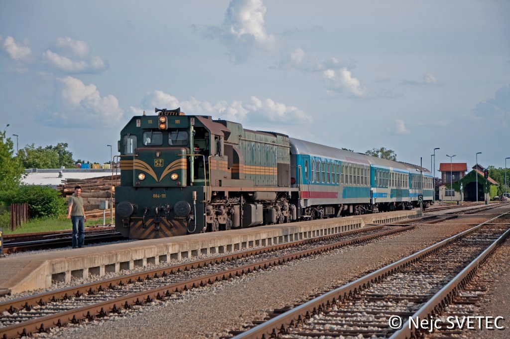 Regionalzug mit 664-111 aus Ljubljana endet in Murska Sobota. Jetzt f�hrt Zug als Leerzug nach Hodos.