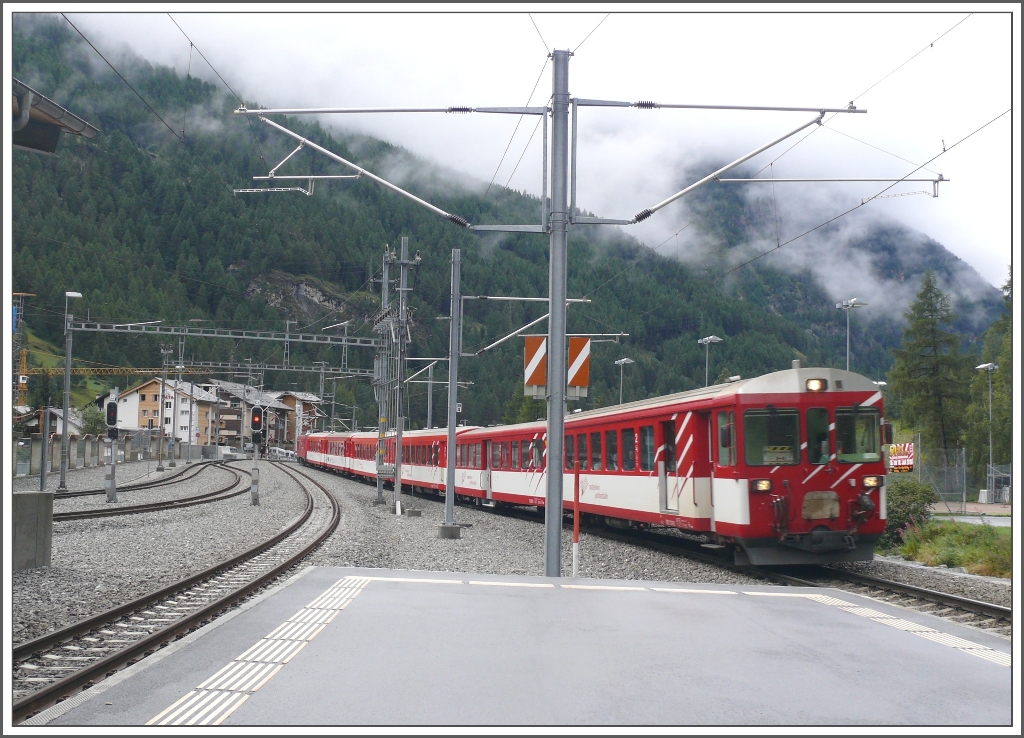 Regionalzug mit BDt Steuerwagen an der Spitze fhrt in Tsch ein. (15.08.2010)