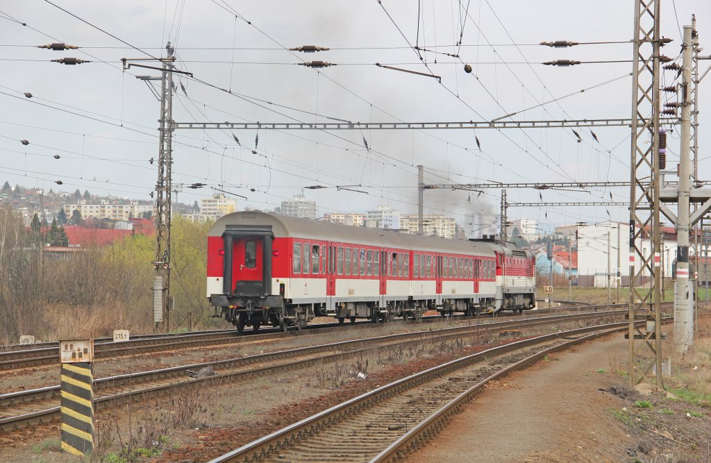 Regionalzug Os 6213 mit D-Lok 750 031-7 am Streckenabschnitt zwischen Altsohler Personen- und Gterbahnhof, Fahrtrichtung Fiľakovo/Fileck; 07.04.2012 