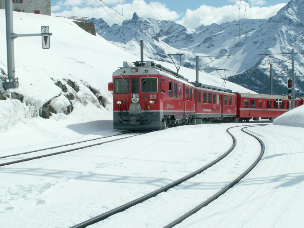 Regionalzug von Tirano nach St.Moritz am 28.03.10 bei der Einfahrt in die Station Alp Grm(2091 m..M.)