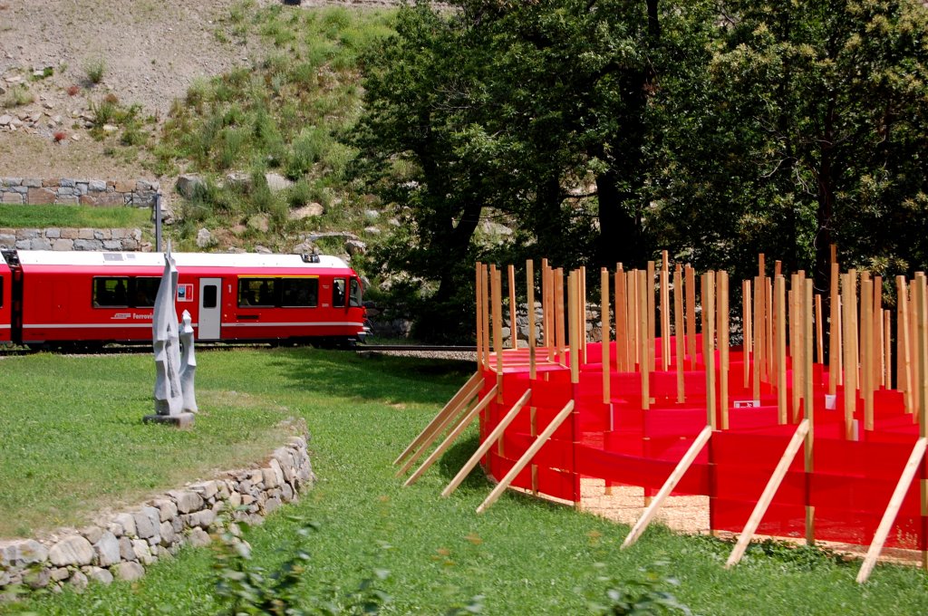 Regionalzug umrundet das Labyrinth am Kreisviadukt in Brusio. (Aufnahme 08.07.2010)