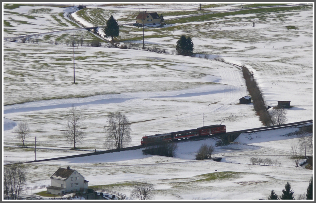 Regionalzug zwischen Gais und Sammelplatz, die Schneeschmelze ist voll im Gang und das Appenzellerland sieht sehr gefleckt aus. (07.01.2011)