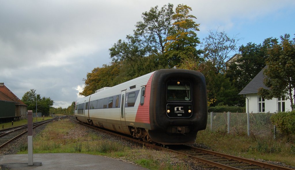 Regionstog 1004 als Regionalzug, Nakskov -Nykbing(F), bei der Einfahrt in den Bahnhof von Maribo, dort wird er die Kreuzung des Gegenzuges abwarten. 11.10.2012