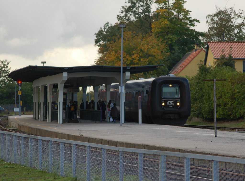 Regionstog 1046 als R, Nakskov -Nykbing(F) in Maribo. Viele Fahrgste wollen den Weg Richtung Nykbing(F) antreten. 11.10.2012