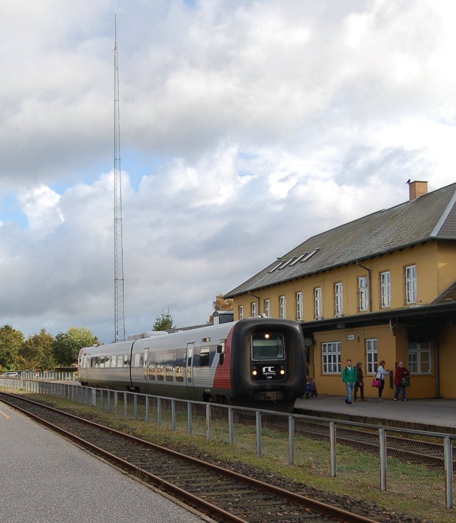 Regionstog 1144 als Regionalzug, Nykbing(F) - Nakskov, in Maribo. 11.10.2012